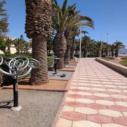 Strandpromenade mit Fitnessgeräten