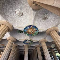 Die Säulen führten im inneren das Regenwasser in einen unterirdischen Wassertank zur Bewässerung.