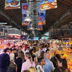 Der Marktplatz brechend voll.