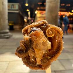 Frittierter Mini-Oktopus. Schmeckte nach einer Mischung aus hartem Gummi und Katzenfutter 🤢