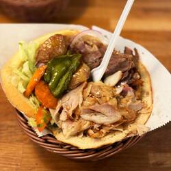 Hier haben wir einen der geschmacklich besten Döner bei Mustafas Gemüse Kebap gegessen 😋