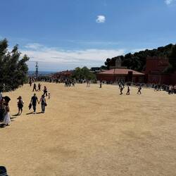 Der große Terrassenplatz der von 86 Säulen getragen wird.