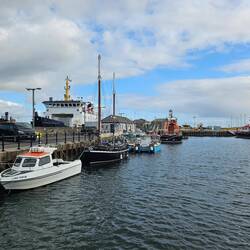 Bij de haven.