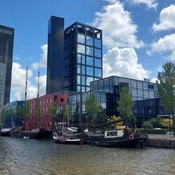 Moderne Architektur im Kontrast zu den historischen Plattbodenschiffen
