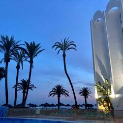 Hotel Marina de Nerja (ganz oben rechts unser Balkon)