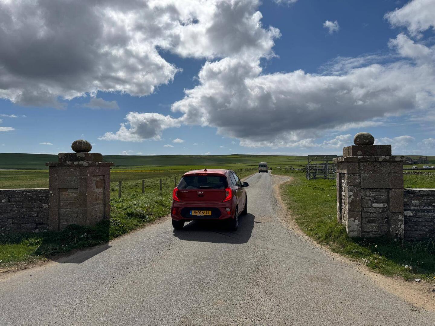 Kiaatje in de ingang van Skara Brae.