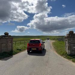 Kiaatje in de ingang van Skara Brae.
