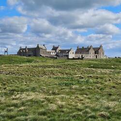 Skaill House in de verte, daar gaan we straks heen.