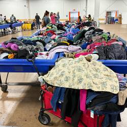 Second hand mal anders. In Wannen gepackte Kleidung. Es wird nach Gewicht bezahlt