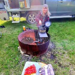 Brigitte am Linsen kochen