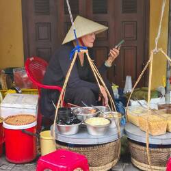 Auch Straßenverkäufer in Hoi An sind permanent am Daddeln