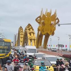 Der Bus fährt an der berühmten Drachenbrücke von Danang vorbei