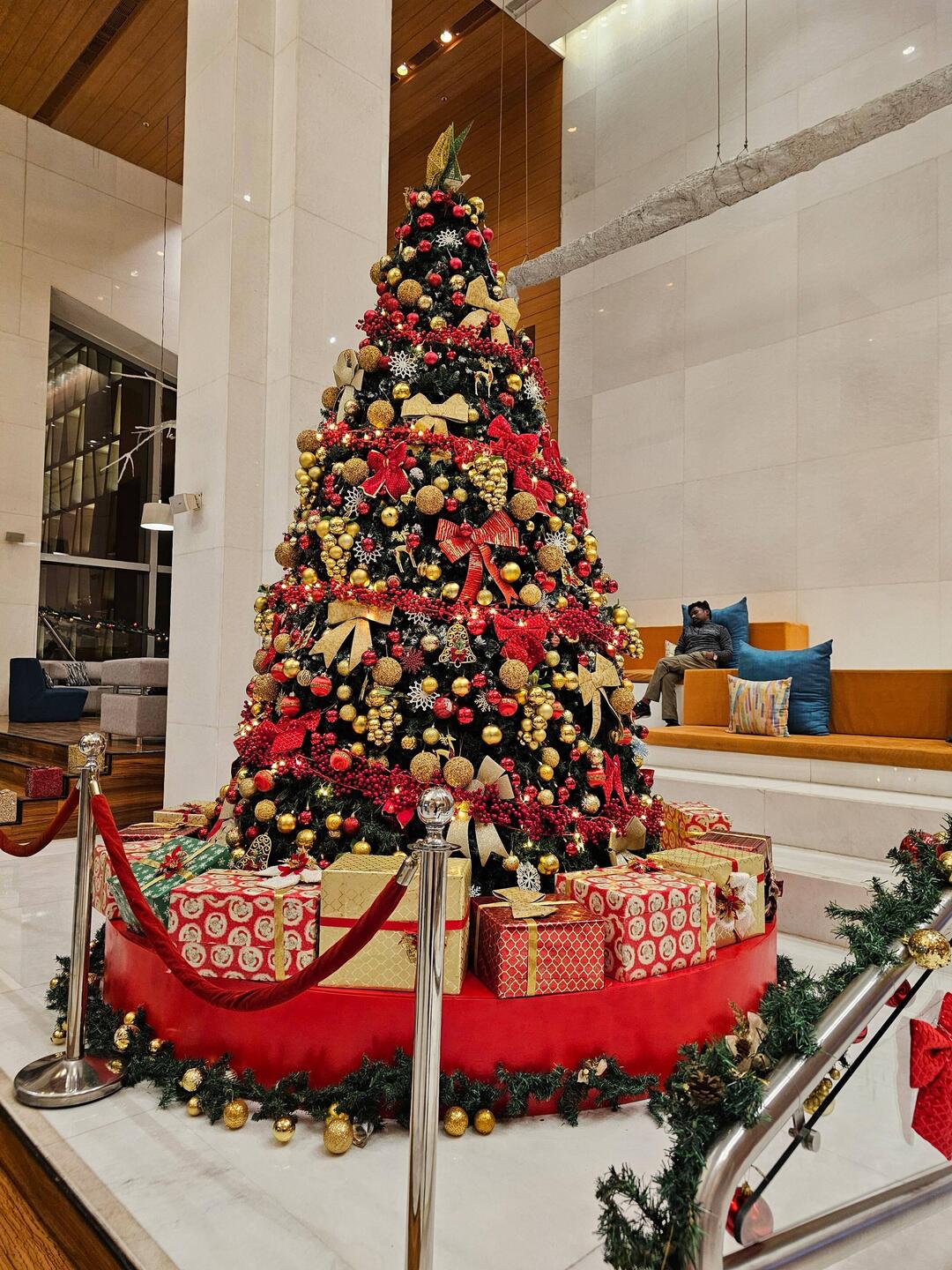 Weihnachtsbaum in der Hotellobby