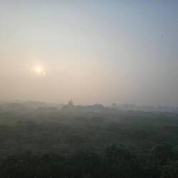 Delhi im Morgennebel