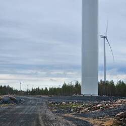 Über Schotter durch den Windpark...