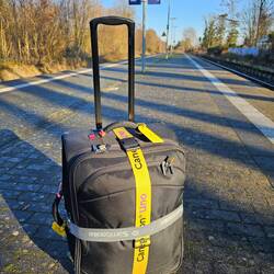 ...so farbenfroh, entdecke ich meinen schwarzen Koffer immer sofort 😉...