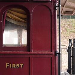 Erste Klasse mit Fensterscheibe und Vorhang. Die Party findet aber in der zweiten statt.