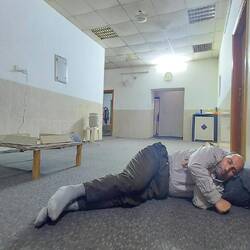 Der Arzt war zu Besuch und ist dann eingeschlafen😅