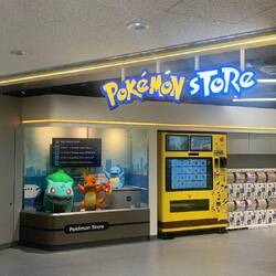 Direction le Pokemon Store de l'aéroport directement !