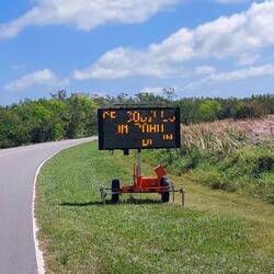 Hier stand: Crocodiles on street next 17 miles
