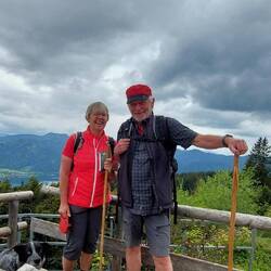 Am Berggasthof Neureuth mit Blick auf den Tegernsee.