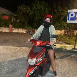 Mit Blaulichtfilter-Brille als Sichtschutz und Tuch gegen Fliegetiere für eine sichere Heimfahrt 😅