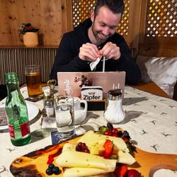 Kurze Snackpause während der Fahrt.