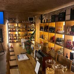 Vinothek mit allerlei Wein, Geschirr und Dekoartikel zum Kaufen