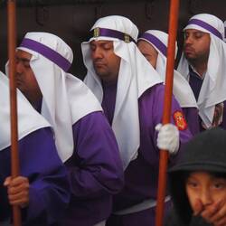 Die Träger empfinden durch das schwere Tragen die Leiden Christi nach....