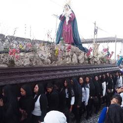 Schon wird es hell, die Prozession geht weiter. Die tragenden Personen werden jeweils ausgewechselt