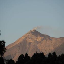 Vom Stellplatz aus sehen wir zwei Vulkane, der Eine ist noch aktiv...