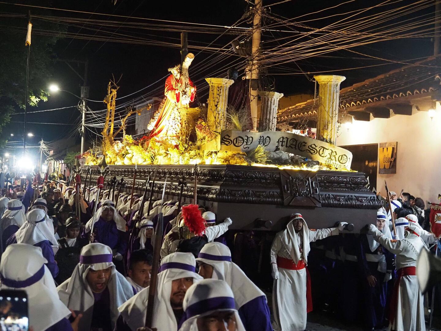 Riesige Altare werden durch die Gassen getragen...
