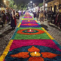 Die Anwohner erstellen diese schönen Teppiche. Es ist so Tradition und diese wird mit Stolz gelebt..