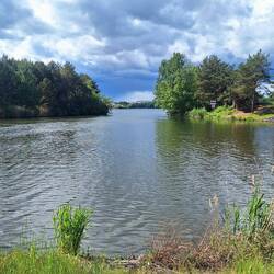 Blick vom Kanal auf den See, hinten der Kalimandscharo