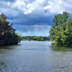 Blick vom Kanal auf die Zeltwiese des CP