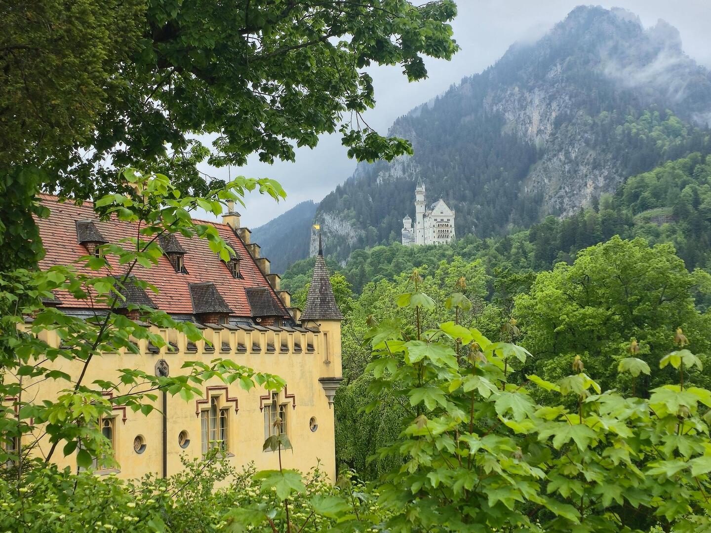 Hohenschwangau mit Blick auf Neuschwanstein