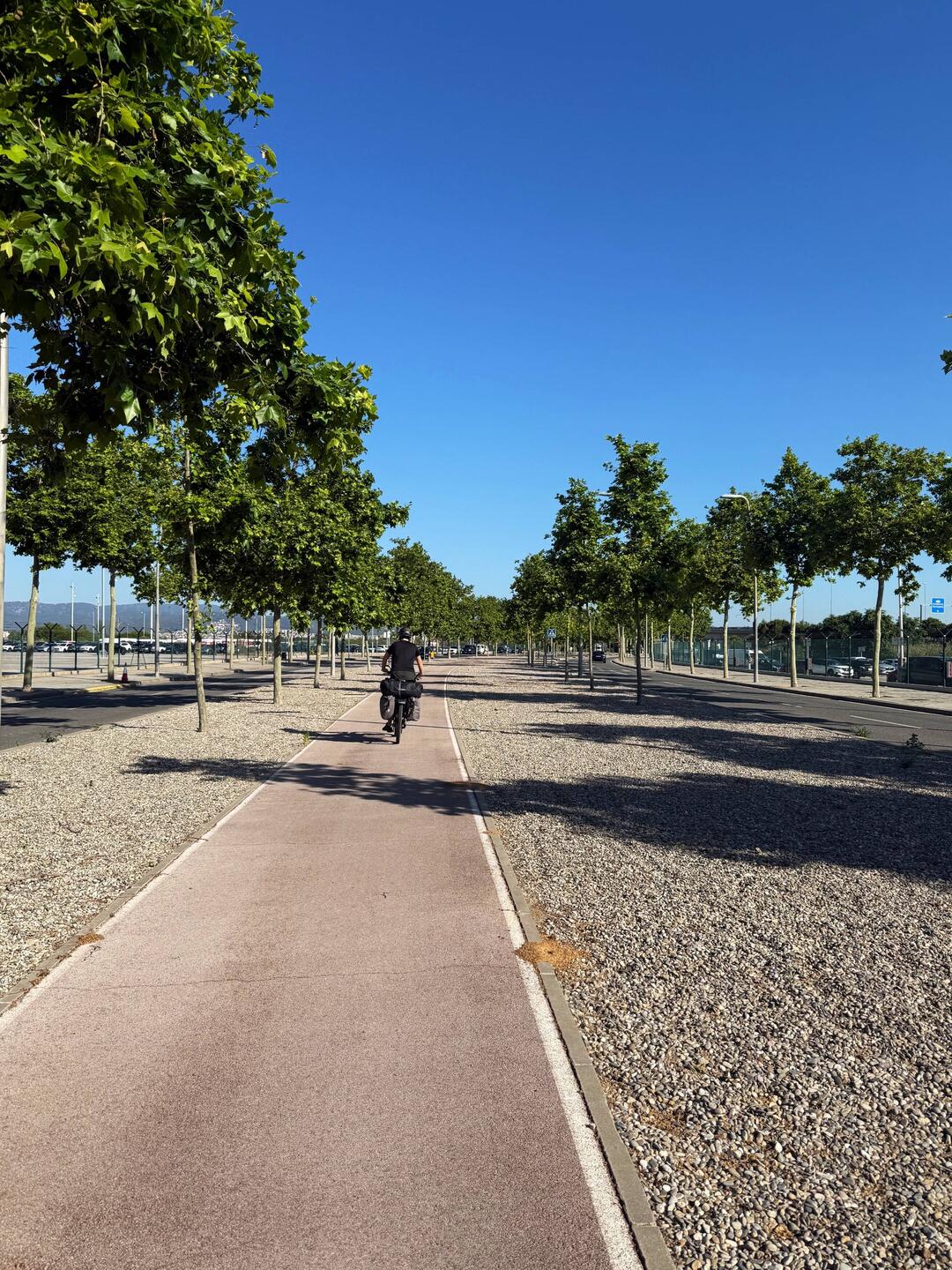 Zum Start ging es durch das Flughafengelände hindurch.