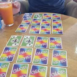 SKYJO spielen mit angereichertem Pfirsich- und Orangensaft