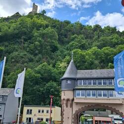 Über der Stadt ragt die Grevenburg