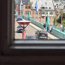 Blick vom Café auf die Brücke