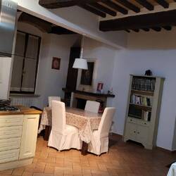 mit einer riesigen Wohnküche (rechts die Eingangstür)