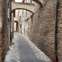 da hinten bei dem blauen Regenfallrohr ist mein Quartier