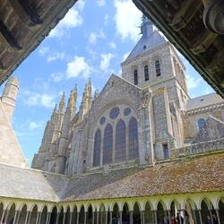 nochmal der Kreuzgang mit Blick auf die Stiftskirche