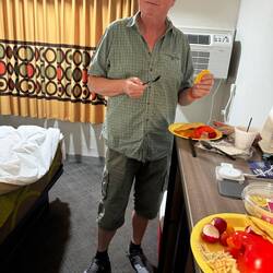 Abendessen im Stehen, wenn kein Tisch vorhanden