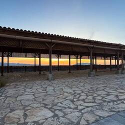 Durch die einstige Bar fotografiert