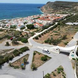 Der Kleine Chälli vor dem Eingang des Dionysos Village