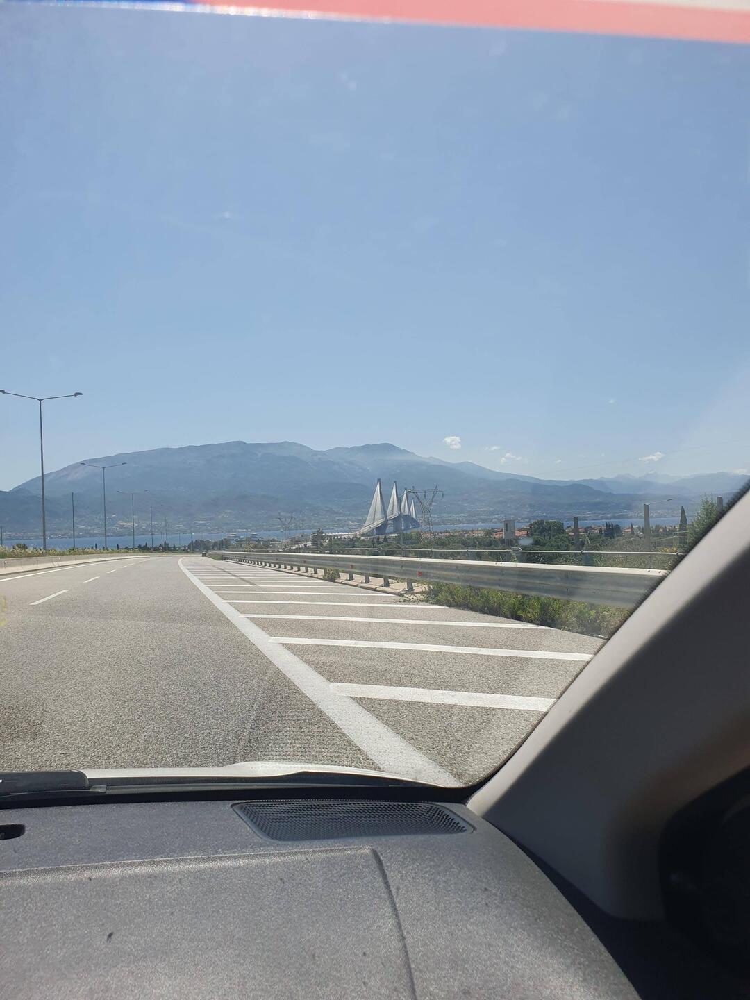 Approaching the Patra bridge