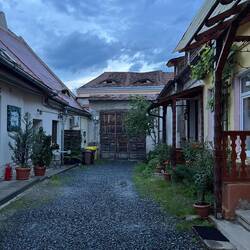 Innenhof mit Tor zur Strasse