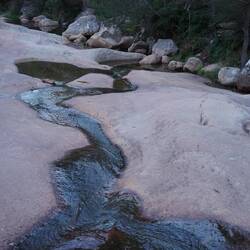 Kurzer Abstecher zum Venus Bath, wo kleiner Bach erst über Felsen fließt und dann ...