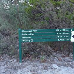 Nach Halls Gap 400m Luftlinie. Wir haben den Umweg genommen.